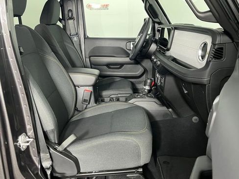 Used 2025 Jeep Wrangler Unlimited Sahara image 30