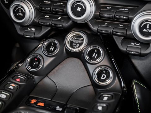 Used 2020 Aston Martin V8 Vantage Coupe RWD image 24