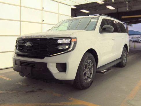 Certified 2025 Ford Expedition Active AWD/4WD image 5
