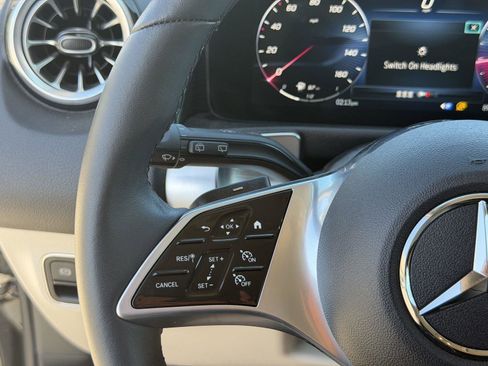 Used 2025 Mercedes-Benz GLB 250 image 11