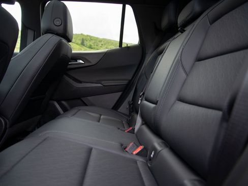 New 2026 Chevrolet Equinox LT w/ Convenience Package II AWD/4WD image 18