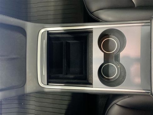 Used 2022 Tesla Model Y Long Range image 27