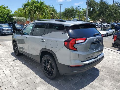 Used 2023 GMC Terrain SLE w/ Driver Convenience Package FWD image 4