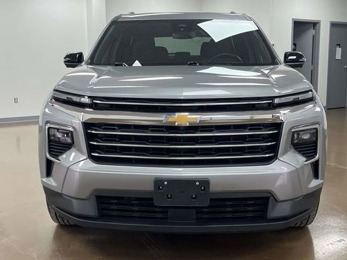 Used 2024 Chevrolet Traverse LT image 2