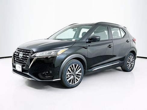 Used 2024 Nissan Kicks SR image 3