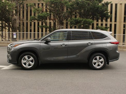 Used 2021 Toyota Highlander LE AWD/4WD image 12