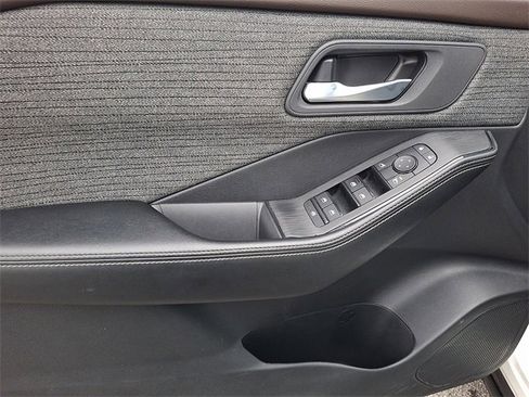 Used 2023 Nissan Rogue SV image 12