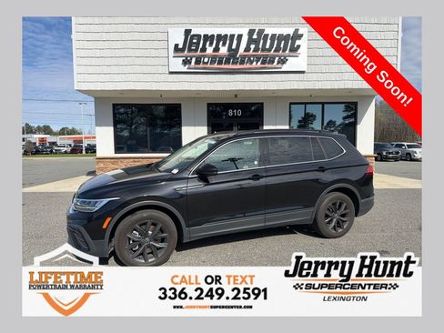 Used 2024 Volkswagen Tiguan SE image 1