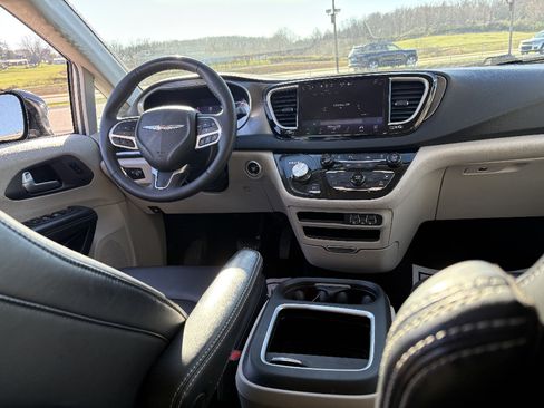 Used 2024 Chrysler Pacifica Touring-L FWD image 25
