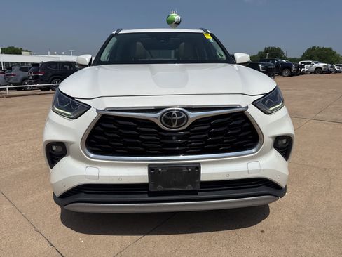 Used 2021 Toyota Highlander Platinum AWD/4WD image 2