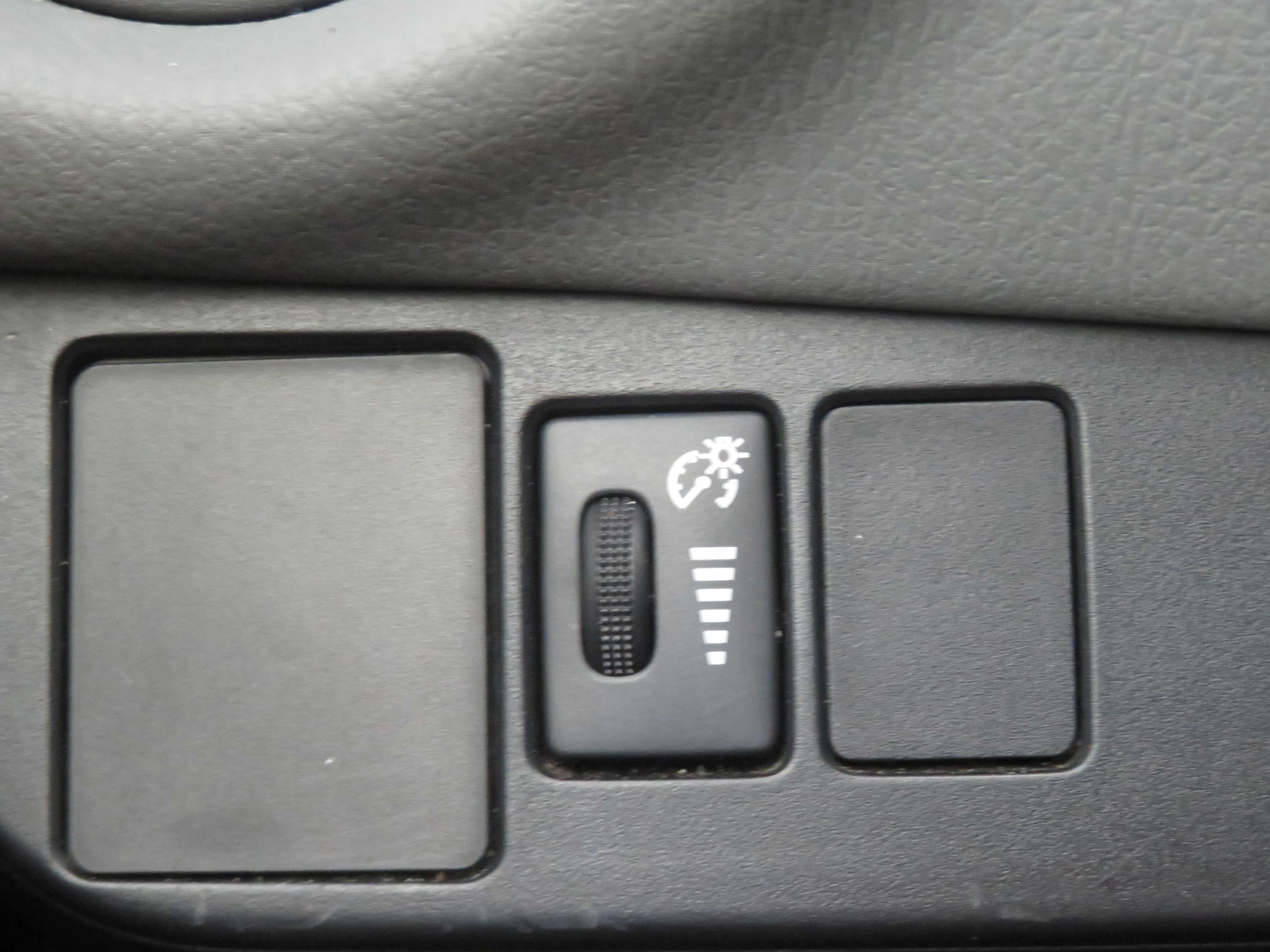 Used 2015 Toyota Yaris L FWD image 36