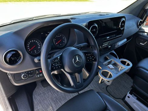 Used 2022 Mercedes-Benz Sprinter 2500 image 7