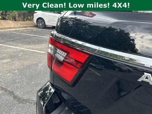 Used 2024 Nissan Armada SL w/ Captain's Chairs Package image 21