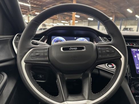 Used 2025 Jeep Grand Cherokee Altitude image 15