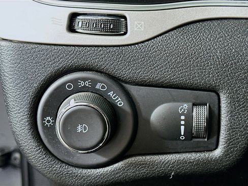 Used 2022 Jeep Cherokee Latitude AWD/4WD image 17