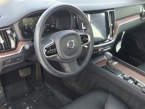Used 2019 Volvo S60 T6 Momentum w/ Premium Package image 2