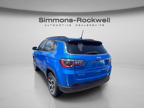 Used 2025 Jeep Compass Limited AWD/4WD image 3