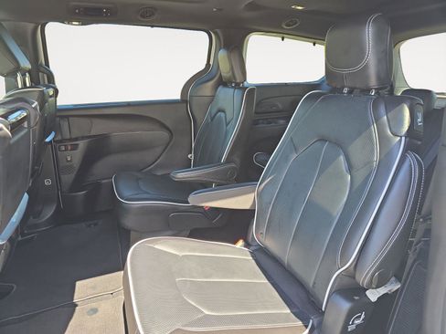 Used 2024 Chrysler Pacifica Limited w/ Uconnect Theater Family Group image 19