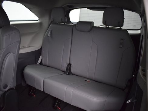 Used 2022 Toyota Sienna XLE FWD image 14