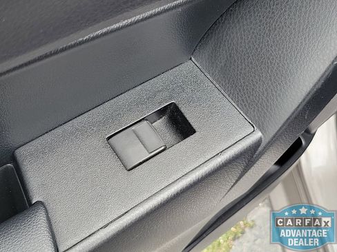 Used 2017 Toyota Corolla SE w/ SE Premium Package FWD image 15