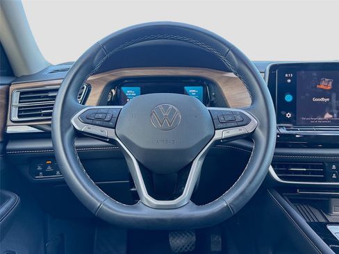 Used 2025 Volkswagen Atlas SE FWD image 11