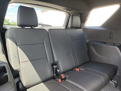 Used 2023 Chevrolet Traverse LT w/ LT Premium Package AWD/4WD image 34