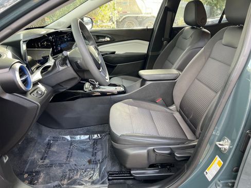 Used 2025 Chevrolet Trax LT image 21