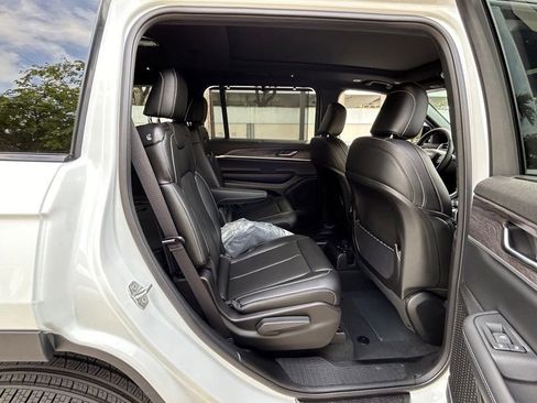 New 2025 Jeep Grand Cherokee L Limited w/ Luxury Tech Group II image 25