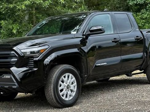 Used 2025 Toyota Tacoma SR5 AWD/4WD image 4
