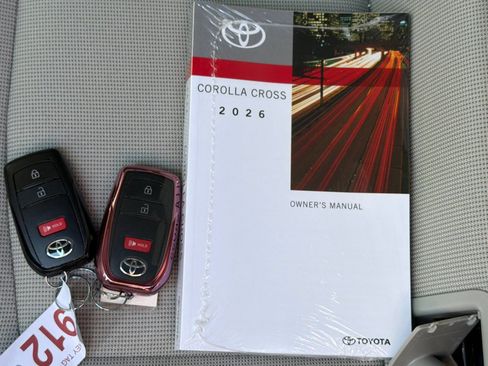 Used 2026 Toyota Corolla Cross LE w/ Moonroof Package FWD image 4
