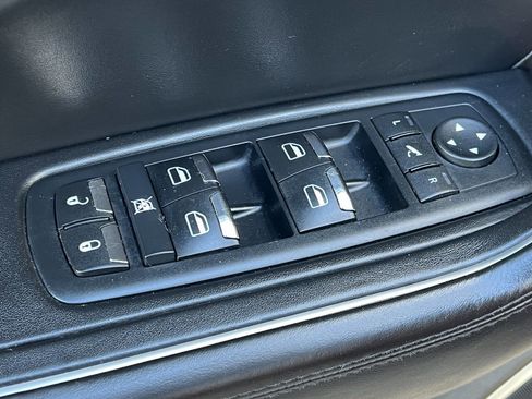 Used 2017 Maserati Levante w/ Luxury Package AWD/4WD image 39