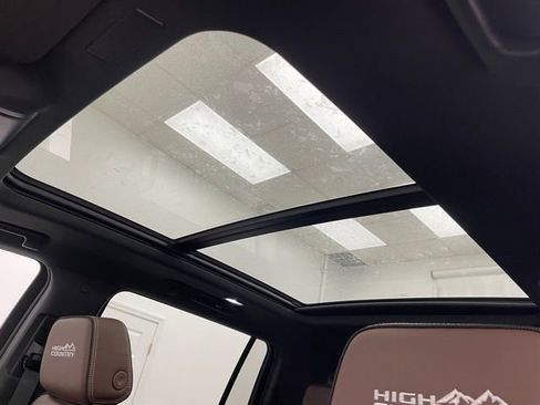 New 2026 Chevrolet Suburban High Country image 7