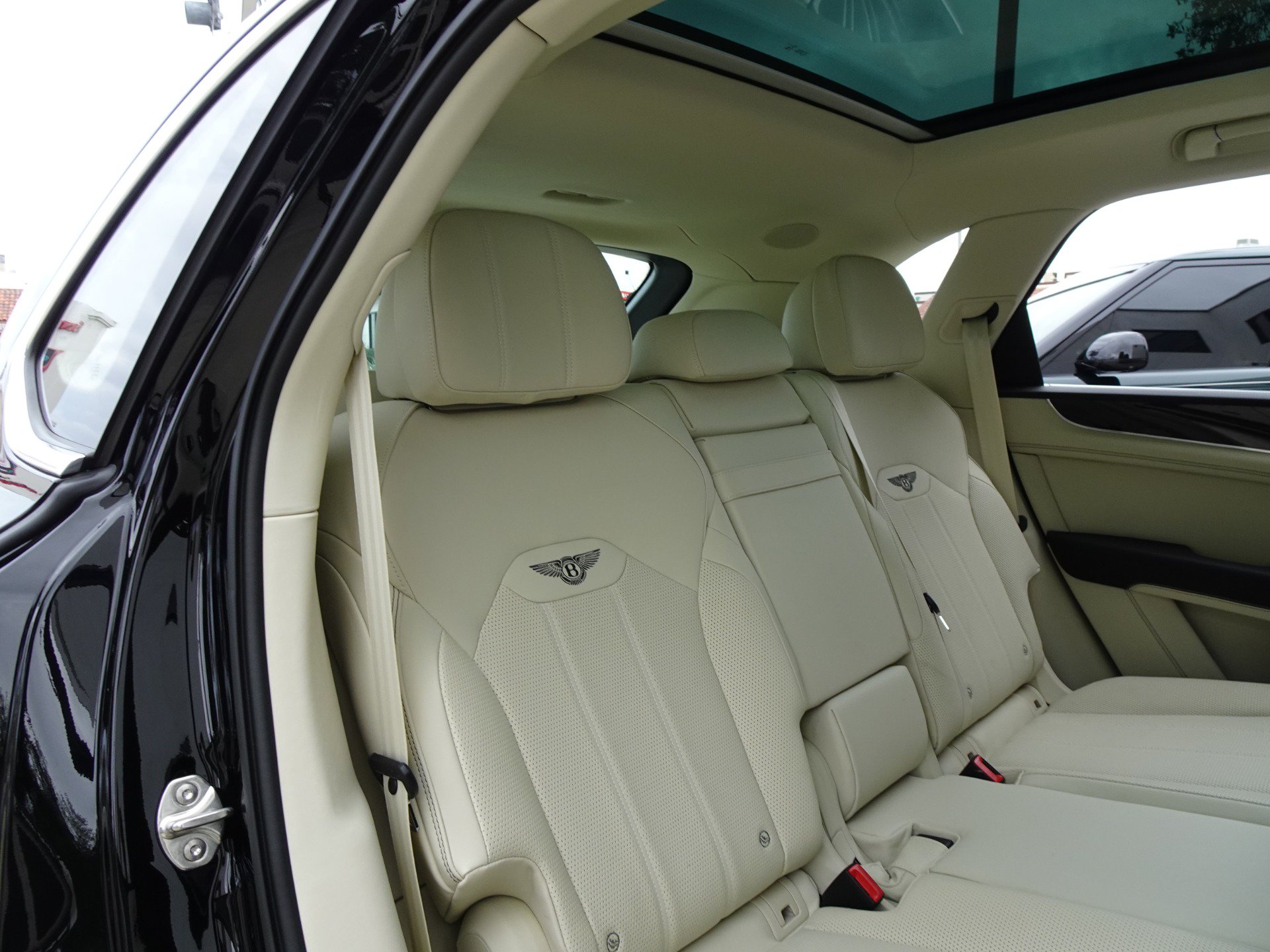 Used 2023 Bentley Bentayga Plug-In Hybrid AWD/4WD image 18