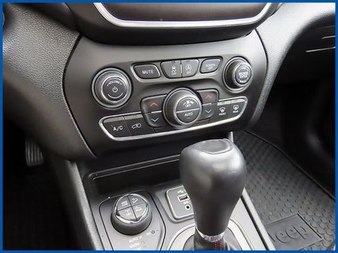 Used 2022 Jeep Cherokee Trailhawk w/ Sun, Sound & Nav Group image 17