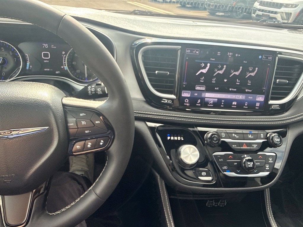 Used 2025 Chrysler Pacifica Limited FWD image 34