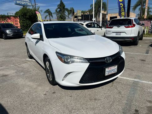 Used 2017 Toyota Camry SE FWD image 3
