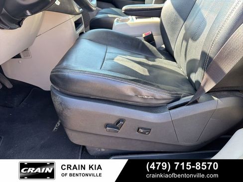 Used 2016 Chrysler Town & Country Touring image 17