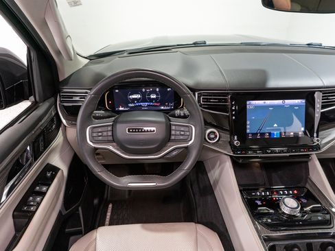 Used 2022 Jeep Wagoneer Series III w/ Premium Group I AWD/4WD image 12