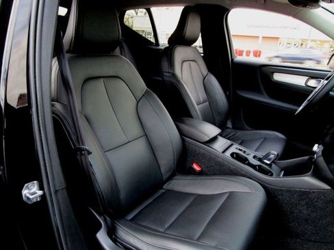 Used 2020 Volvo XC40 T5 Momentum w/ Protection Package Premier image 16