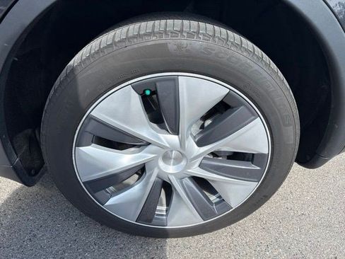 Used 2024 Tesla Model Y Long Range AWD/4WD image 23