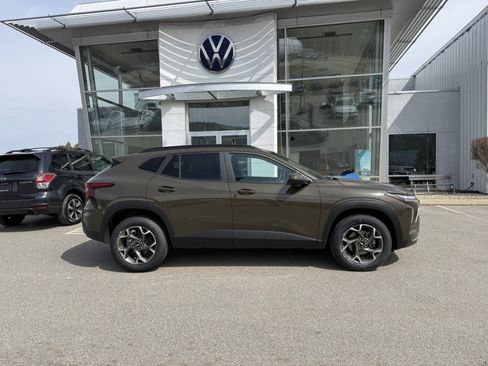 Used 2024 Chevrolet Trax LT w/ LT Convenience Package image 2