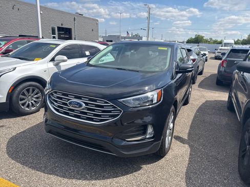 Used 2022 Ford Edge Titanium AWD/4WD image 3