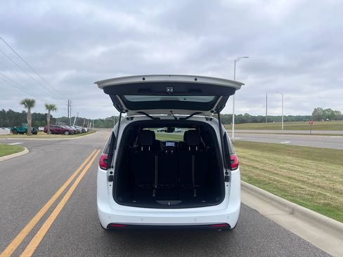 New 2026 Chrysler Pacifica Select image 10