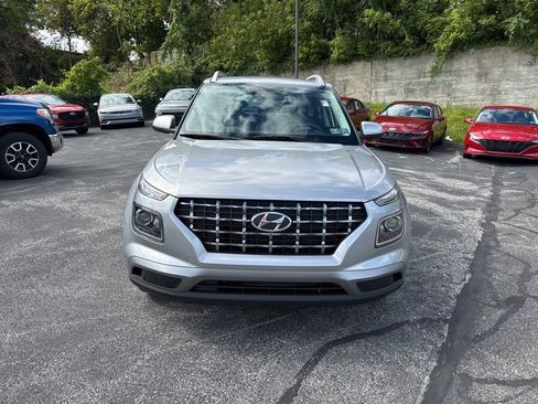 Used 2023 Hyundai Venue SEL image 2