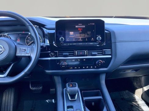 Used 2025 Nissan Pathfinder SV image 9