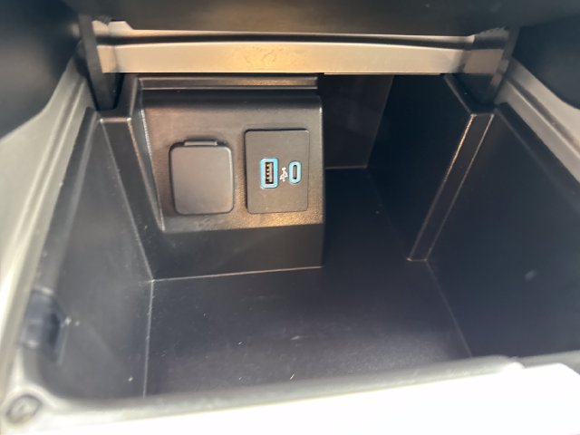 Used 2021 Ford Explorer XLT w/ Equipment Group 202A AWD/4WD image 32