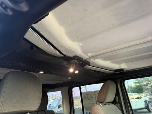 Used 2024 Jeep Wrangler Unlimited Rubicon AWD/4WD image 30