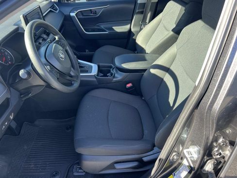 Used 2021 Toyota RAV4 LE image 9