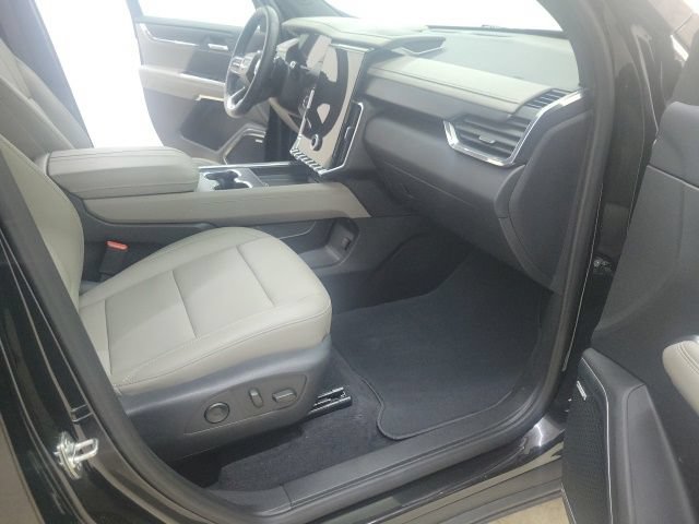 Used 2026 GMC Acadia Elevation w/ Elevation Premium Package FWD image 12
