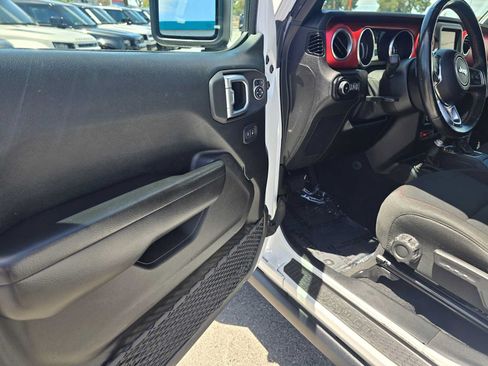 Used 2021 Jeep Wrangler Unlimited Rubicon w/ Cold Weather Group AWD/4WD image 22